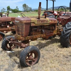 LOT 20 - FARMALL H